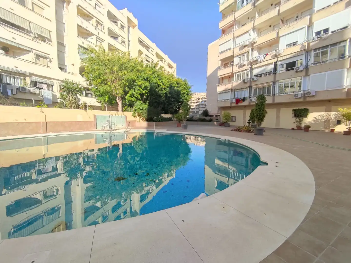 Piscina de Estudio en venta en Torremolinos con Terraza, Amueblado y Lavadora