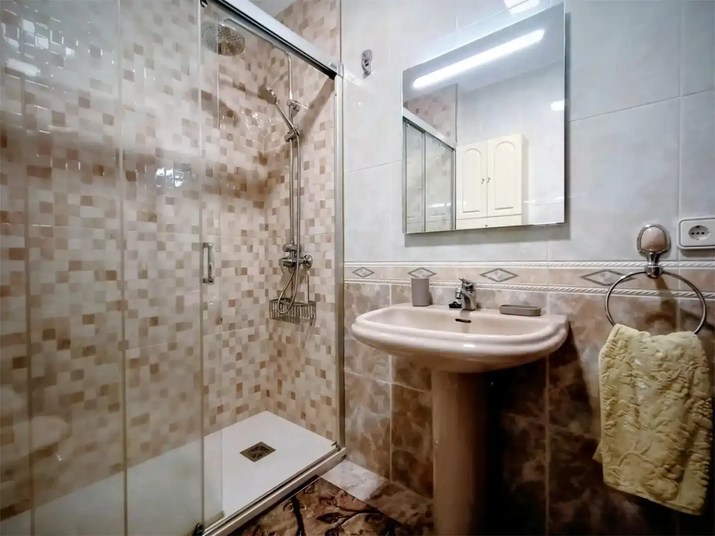 Baño de Piso para compartir en Narón con Parquet, Amueblado y Horno