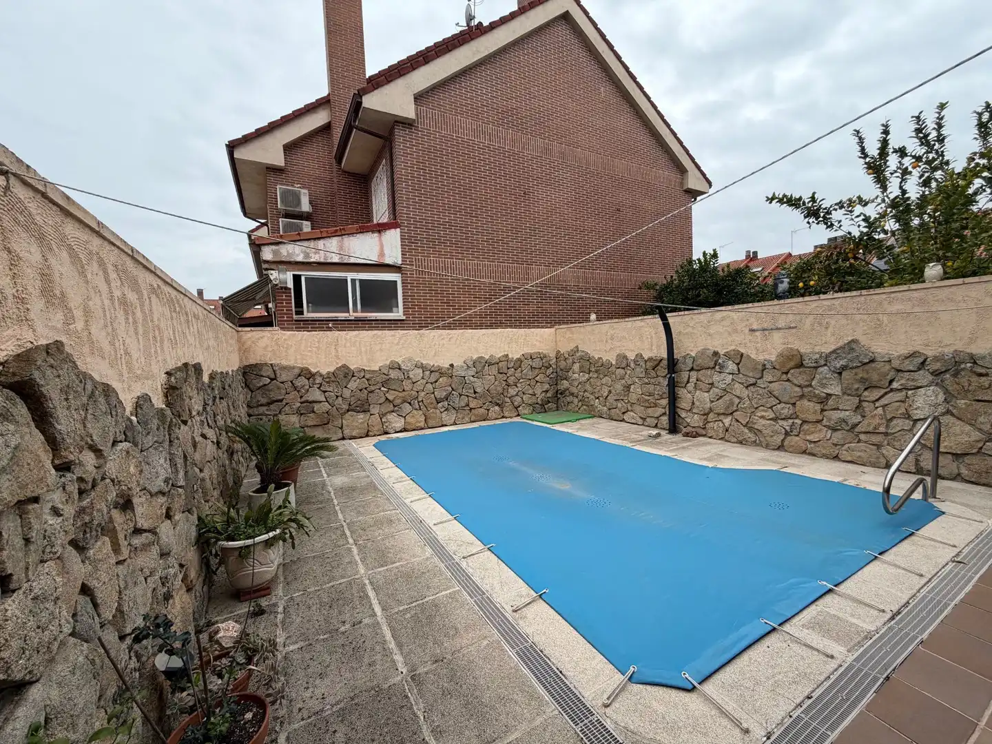 Piscina de Casa adosada en venta en Fuenlabrada con Aire acondicionado, Calefacción y Trastero