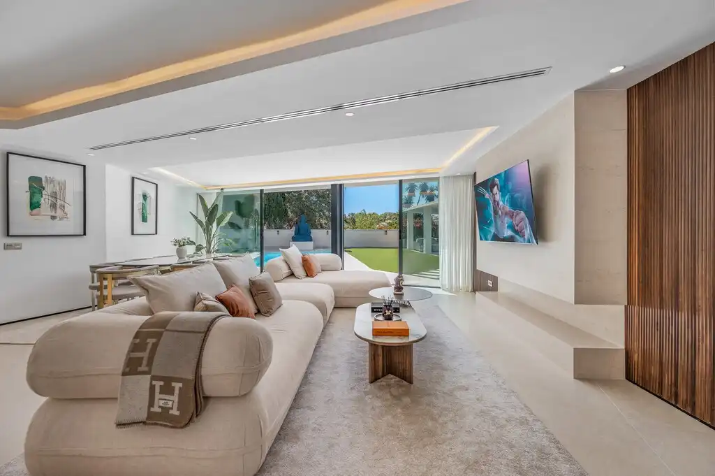 Sala de estar de Casa o chalet en venta en Marbella con Aire acondicionado, Calefacción y Jardín privado