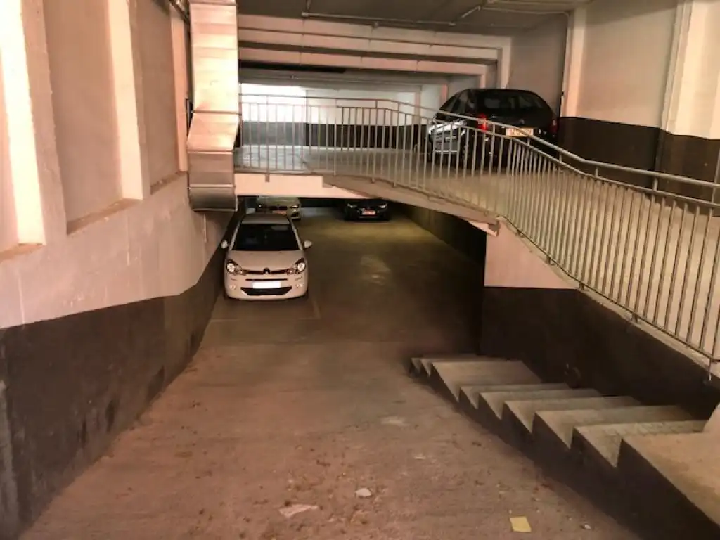 Parking with lift for sale in c/ guifre el pelos, imagen 5