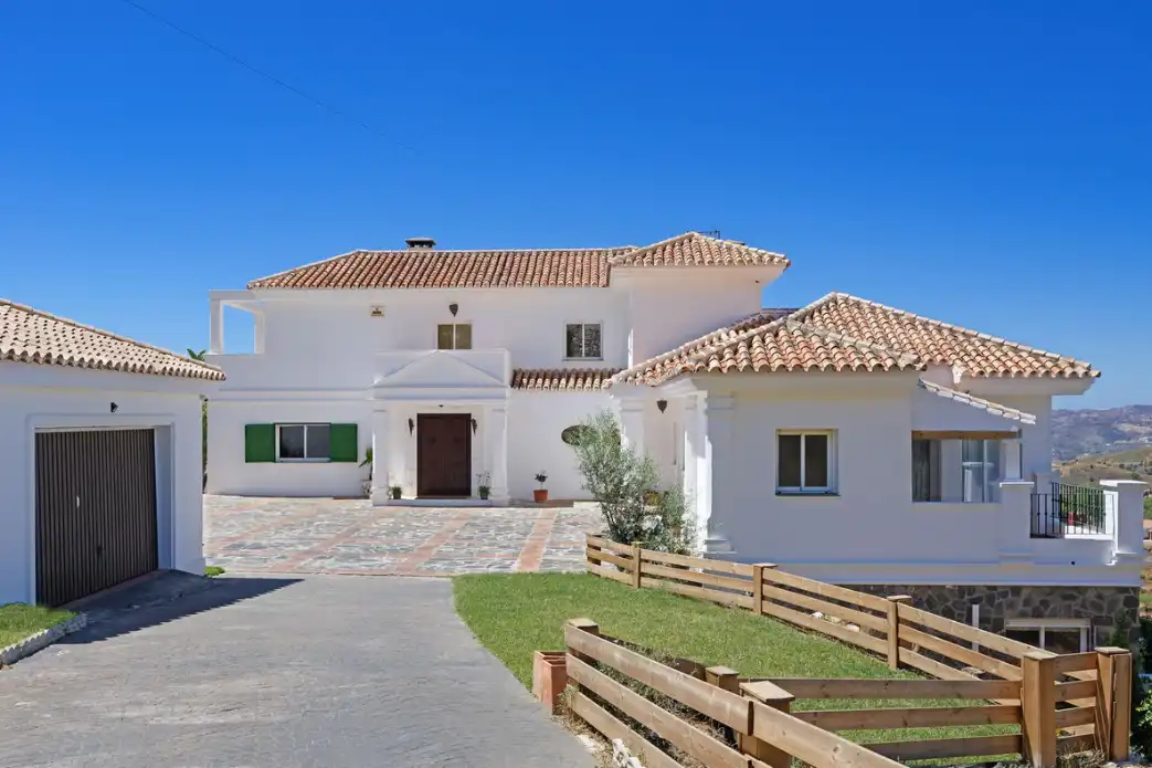 Chalet con piscina en venta en Camino de Valtocado 23, imagen 2