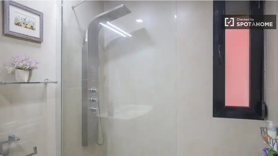 Baño de Piso para compartir en Madrid con Aire acondicionado, Calefacción y Terraza