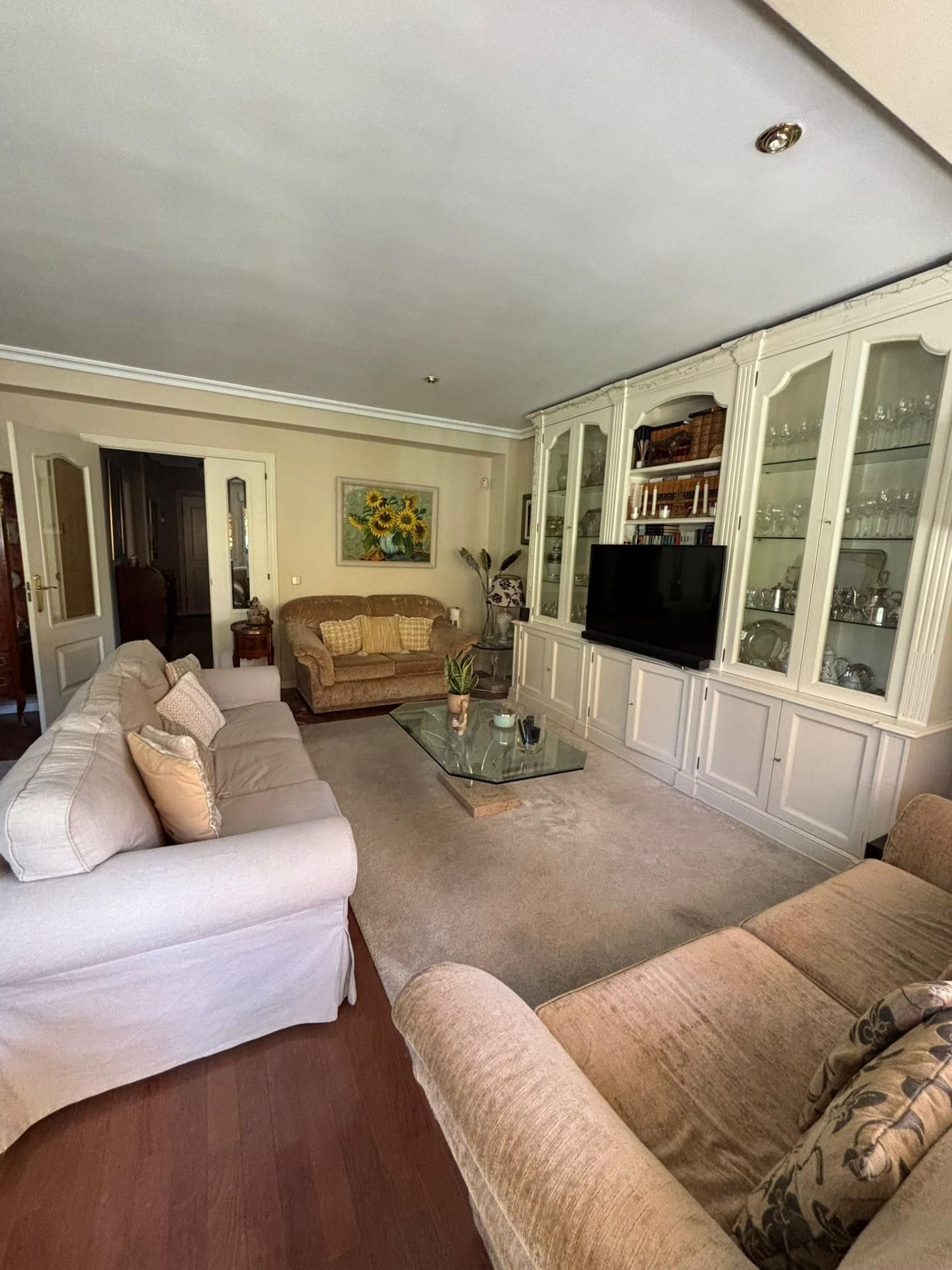 Sala d'estar de Casa adosada en venda en Pozuelo de Alarcón amb Aire condicionat, Jardí privat i Terrassa