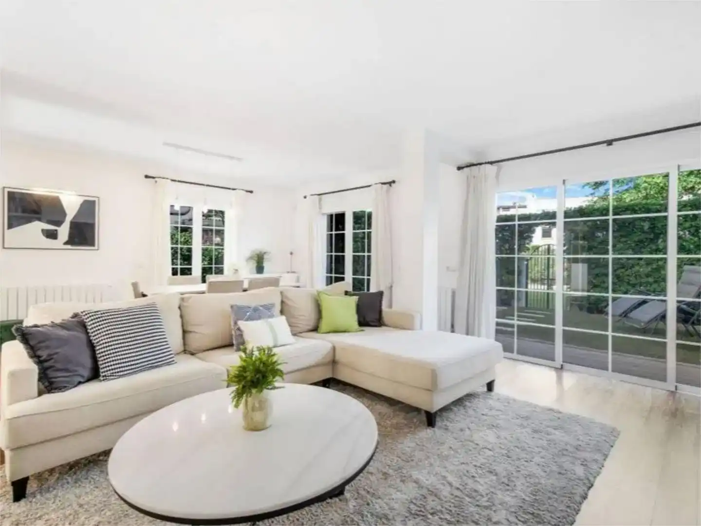 Sala d'estar de Planta baixa de lloguer en Marbella amb Aire condicionat i Balcó