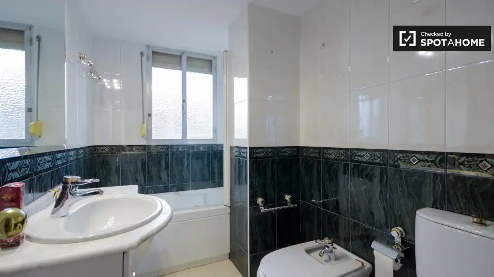 Baño de Piso de alquiler en Alcalá de Henares con Aire acondicionado, Calefacción y Amueblado