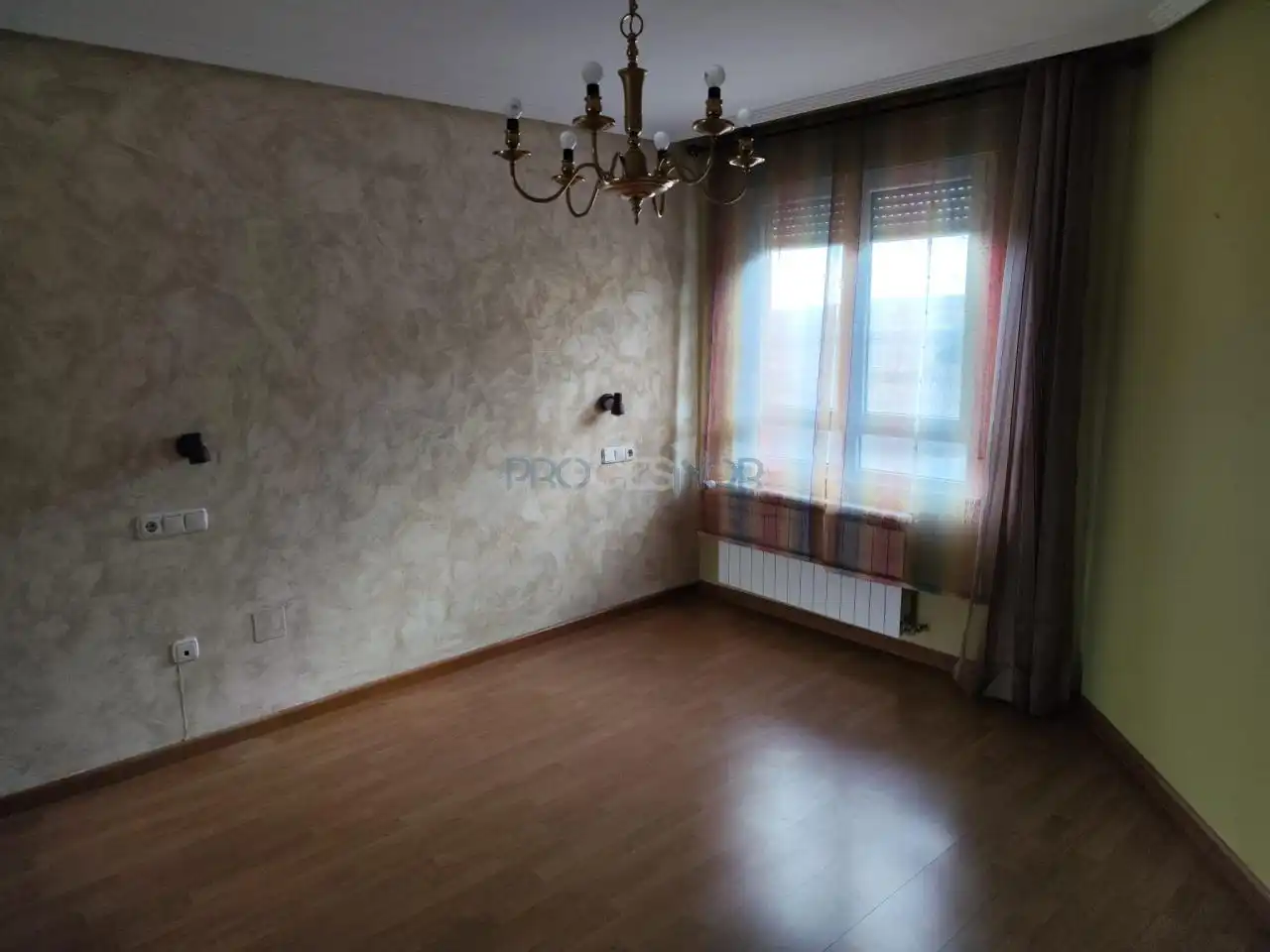 Dormitori de Casa adosada en venda en Valdefresno amb Calefacció, Jardí privat i Parquet