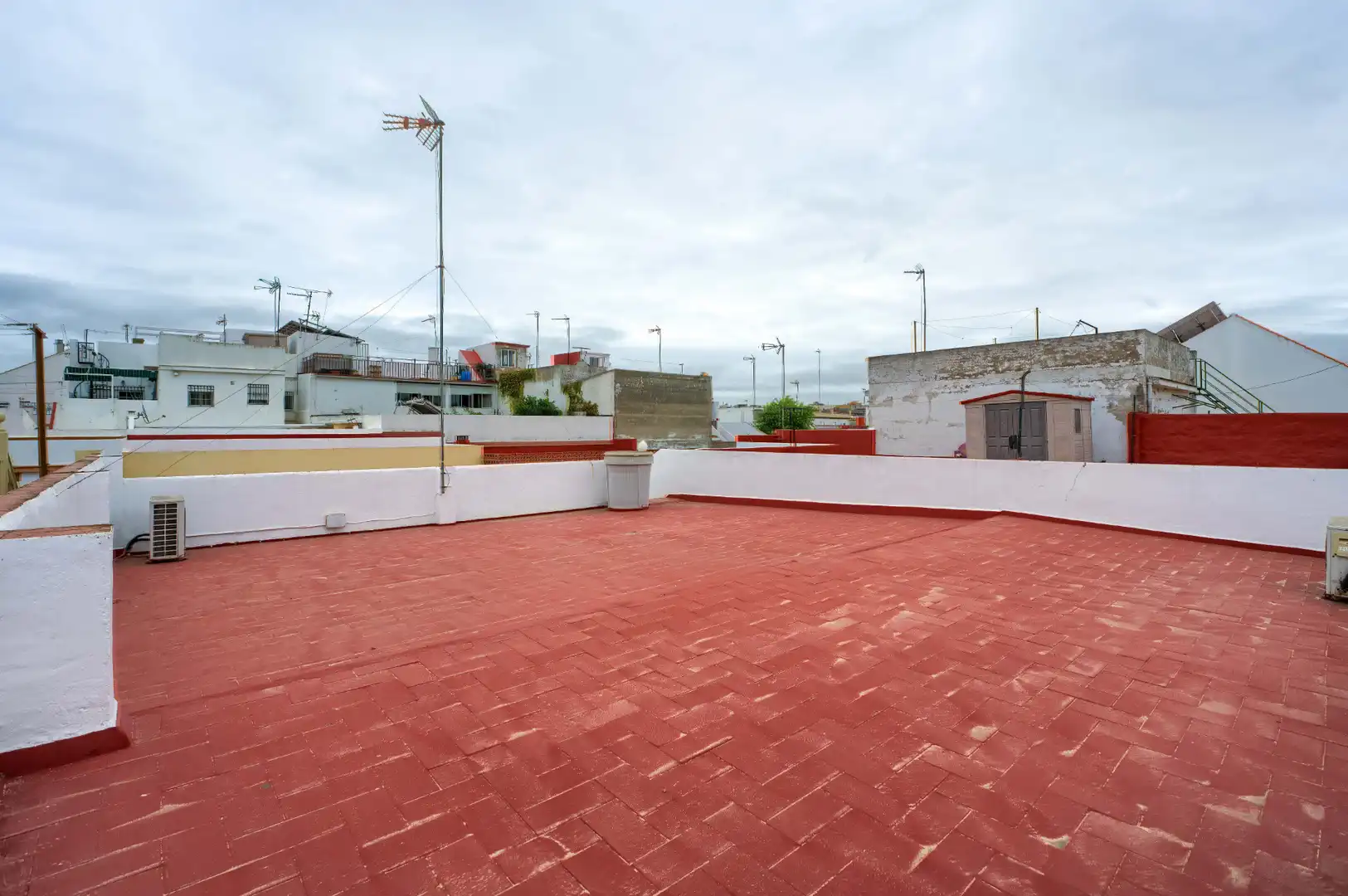 Vista exterior de Casa adosada en venta en Mairena del Aljarafe con Aire acondicionado, Calefacción y Jardín privado