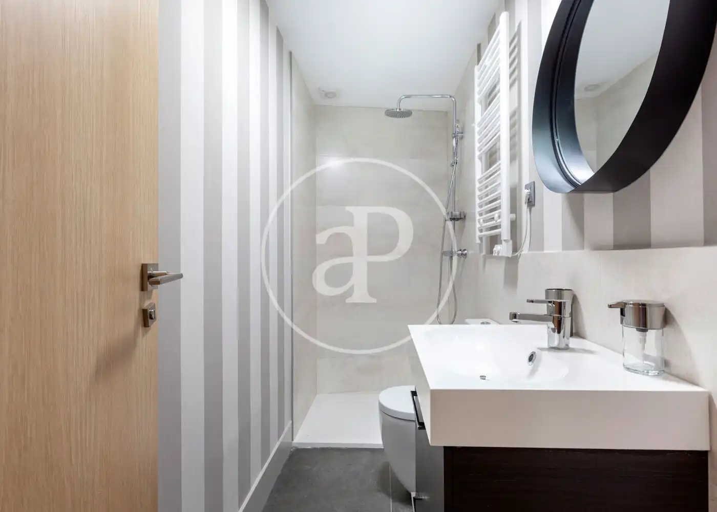 Flat for rent in Calle de Sta. María, Cortes - Huertas