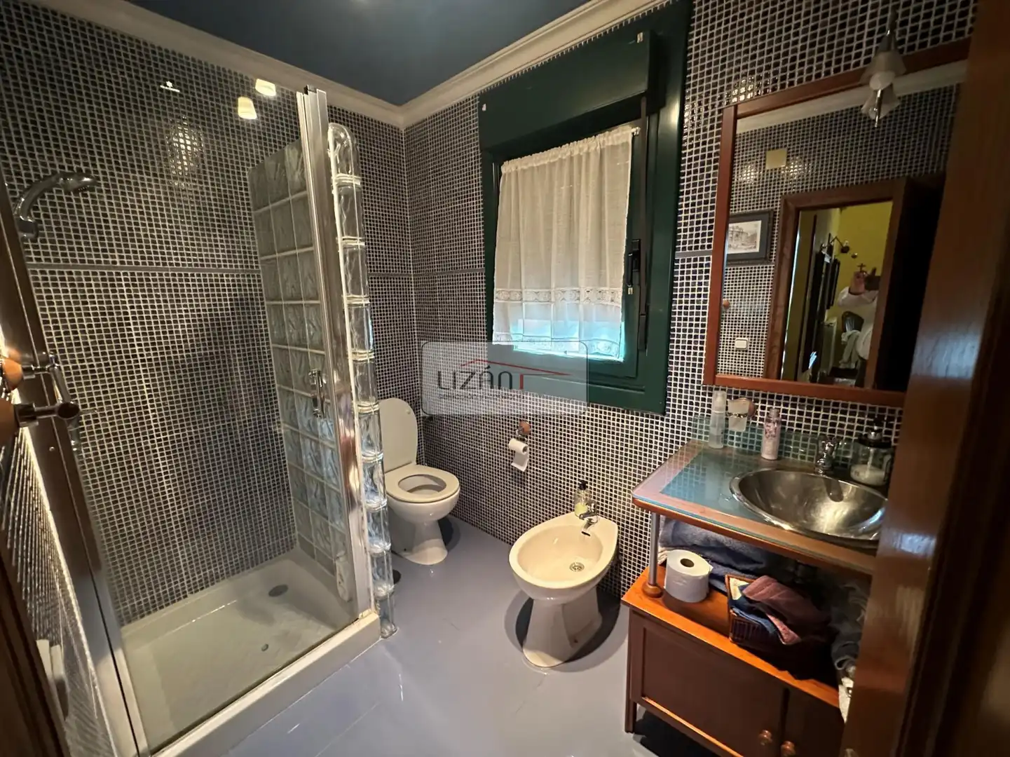 Bany de Casa o xalet en venda en Oviedo  amb Calefacció, Jardí privat i Terrassa