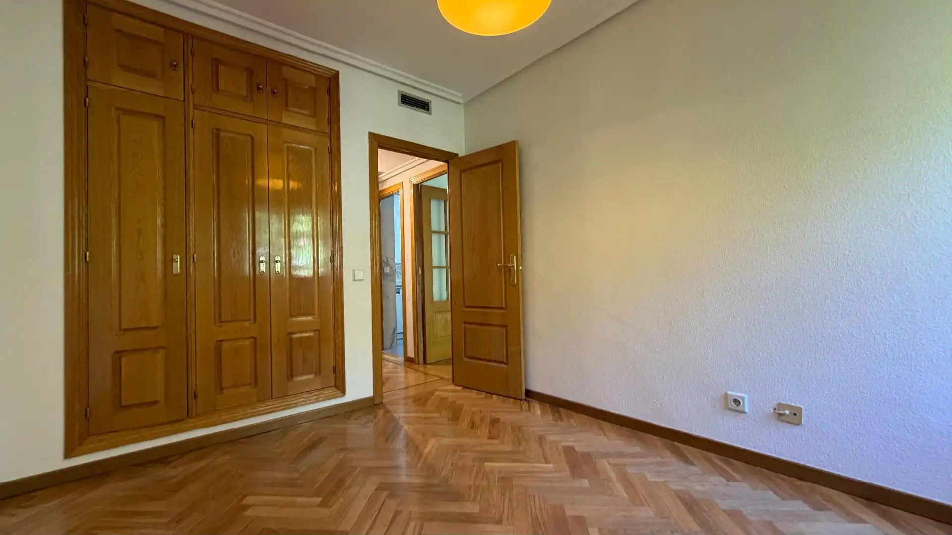 Dormitori de Pis de lloguer en Madrid amb Aire condicionat, Calefacció i Parquet