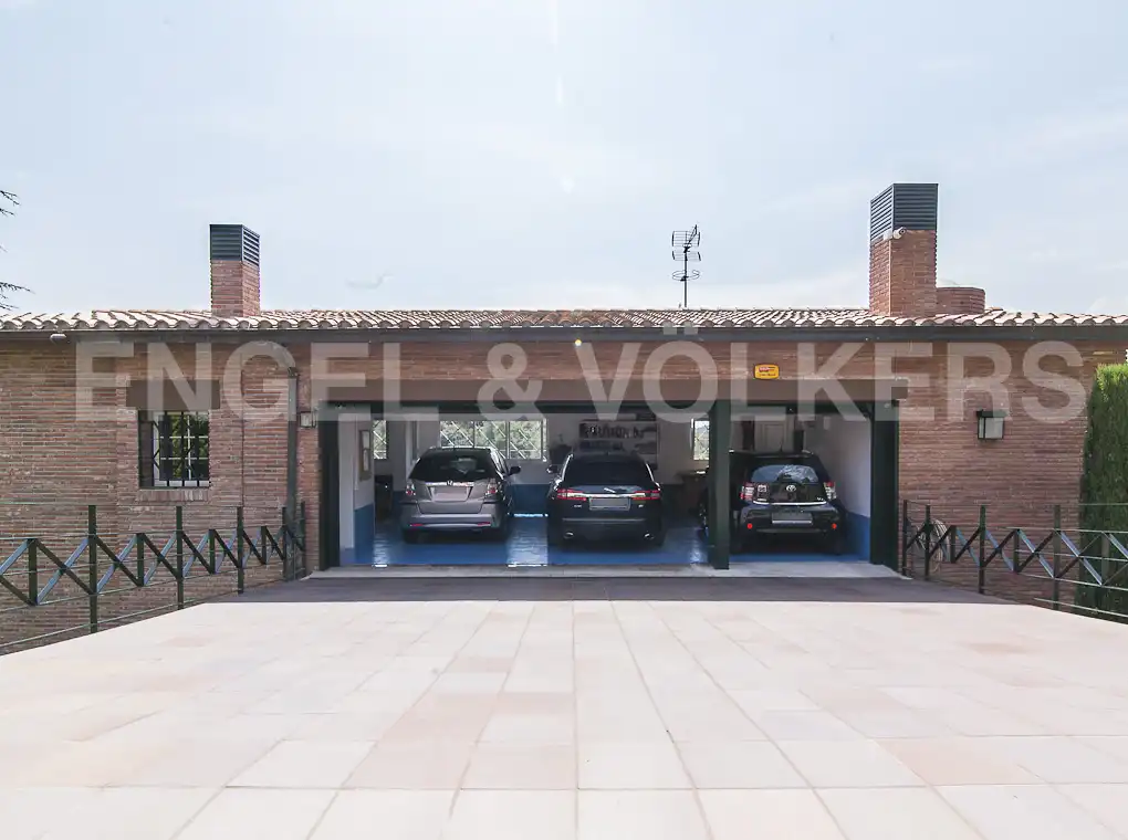 Parking de Casa o chalet en venta en Barcelona con Aire acondicionado, Calefacción y Jardín privado