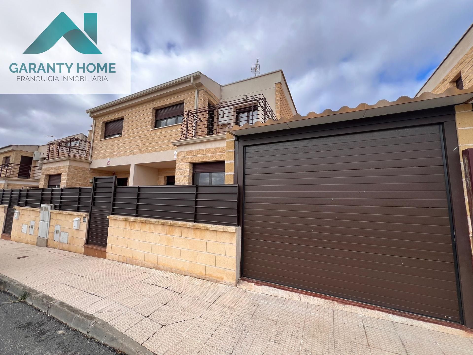 Exterior view of Single-family semi-detached for sale in Noez  with Air Conditioner, Heating and Private garden