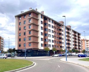 Vista exterior de Àtic en venda en León Capital  amb Calefacció, Terrassa i Traster