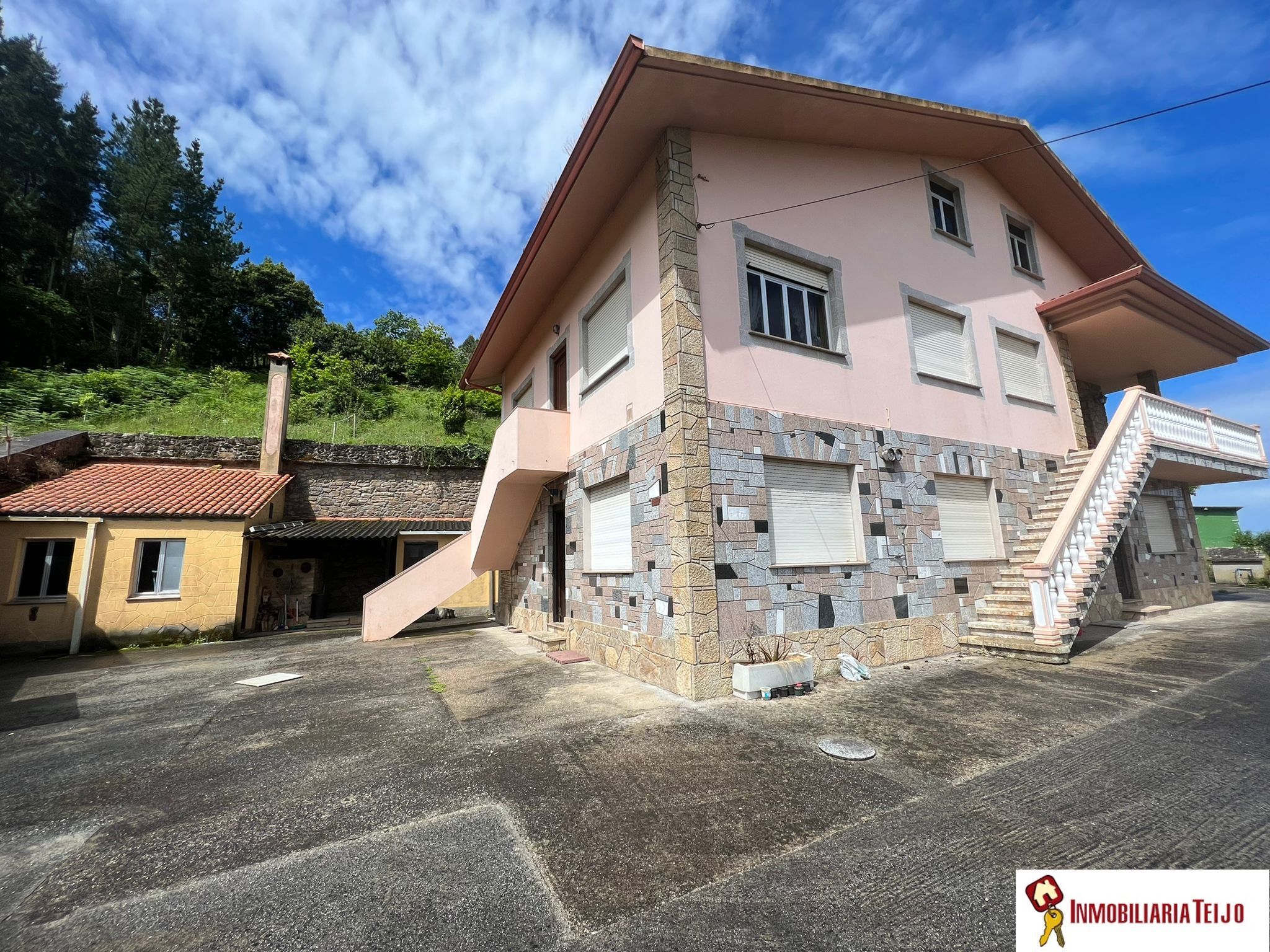 Vista exterior de Casa o xalet en venda en Ferrol amb Calefacció, Jardí privat i Terrassa