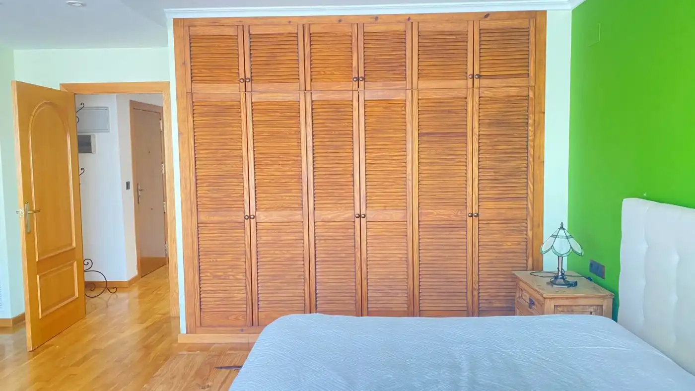 Schlafzimmer von Dachboden zum Verkauf in Silla mit Klimaanlage, Heizung und Parkett