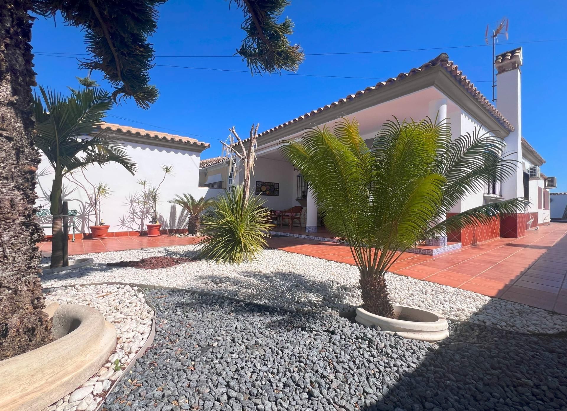 Vista exterior de Casa o xalet en venda en Chiclana de la Frontera amb Aire condicionat, Jardí privat i Terrassa