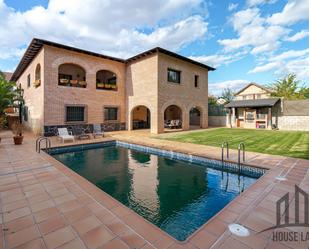 Piscina de Casa o xalet en venda en Valdeolmos-Alalpardo amb Calefacció, Jardí privat i Piscina