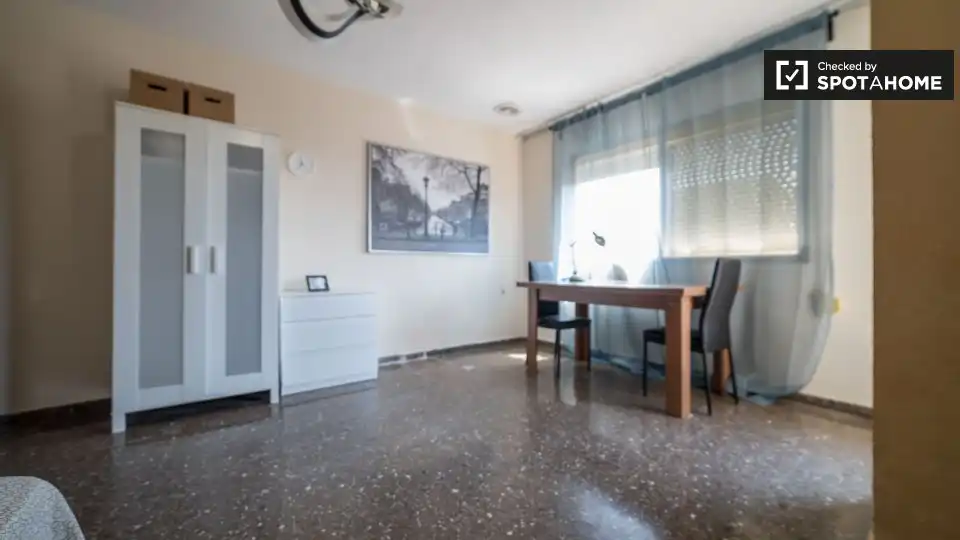 Habitación de Piso de alquiler en Valencia con Aire acondicionado, Calefacción y Amueblado