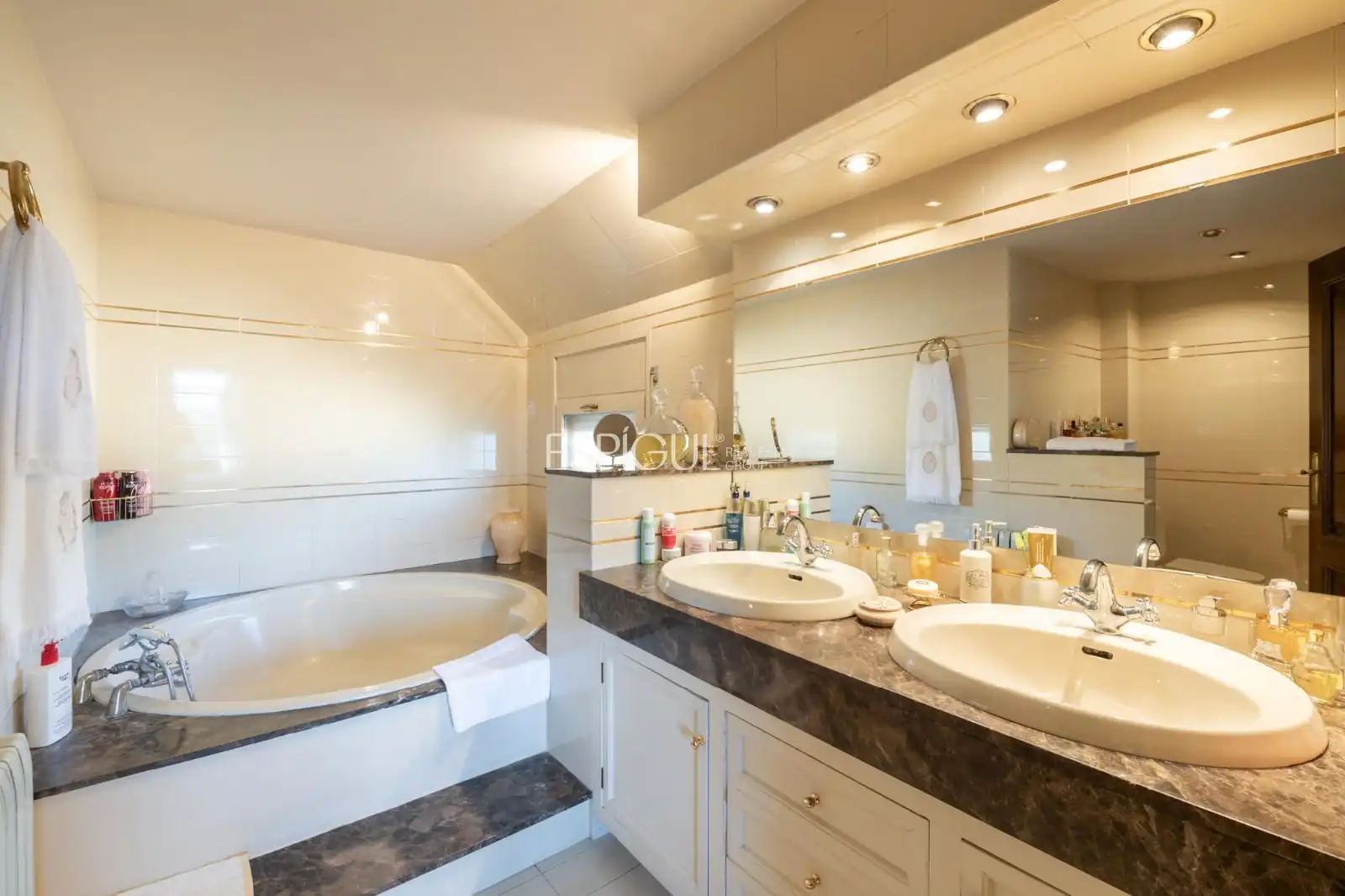 Bathroom of Houses for sale in Sant Cugat del Vallès  with Air Conditioner, Heating and Parquet flooring