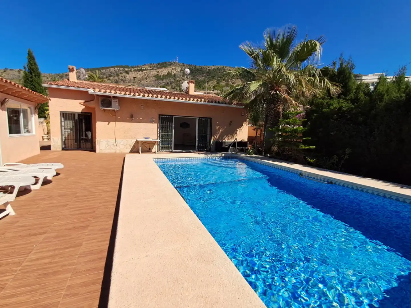 Vista exterior de Casa o chalet de alquiler en L'Alfàs del Pi con Aire acondicionado, Calefacción y Jardín privado