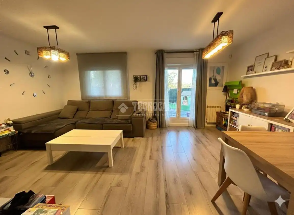 Wohnzimmer von Einfamilien-Reihenhaus zum Verkauf in Miengo mit Heizung, Privatgarten und Terrasse