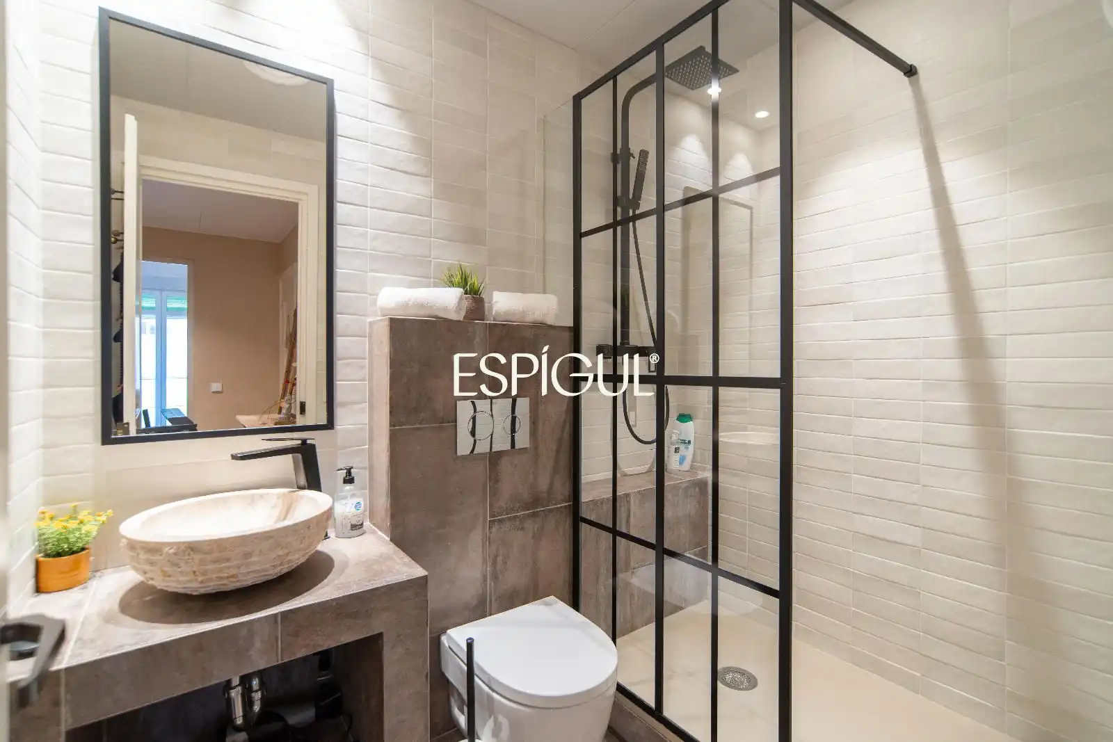 Badezimmer von Wohnung zum Verkauf in Girona mit Klimaanlage, Heizung und Terrasse