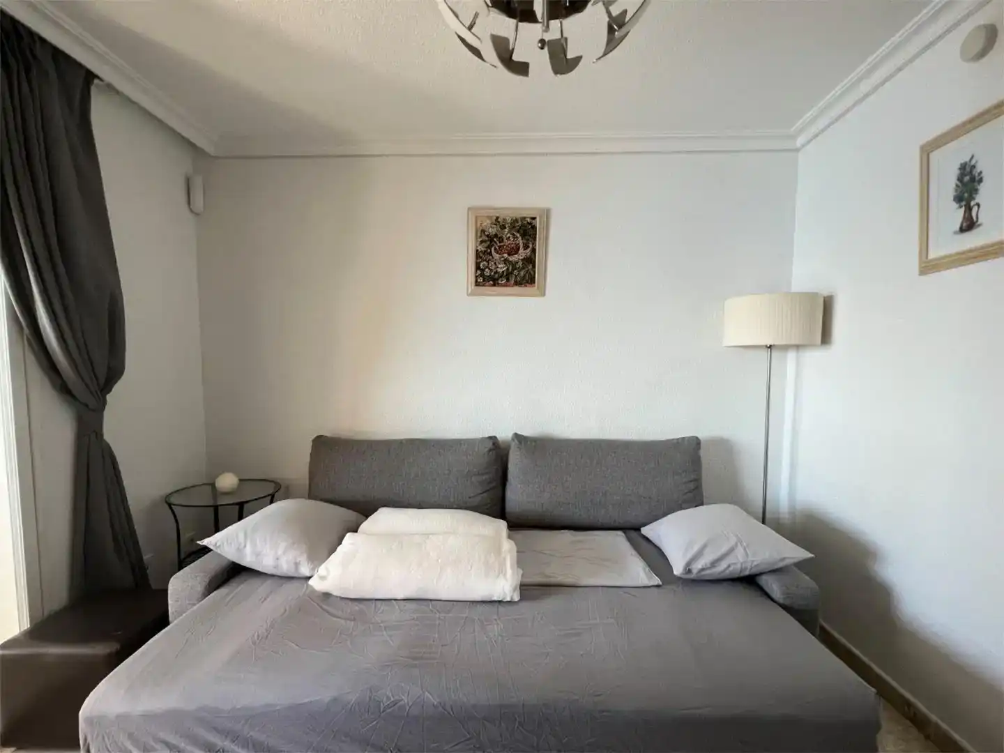 Schlafzimmer von Wohnung zur Miete in Benidorm mit Klimaanlage, Privatgarten und Schwimmbad