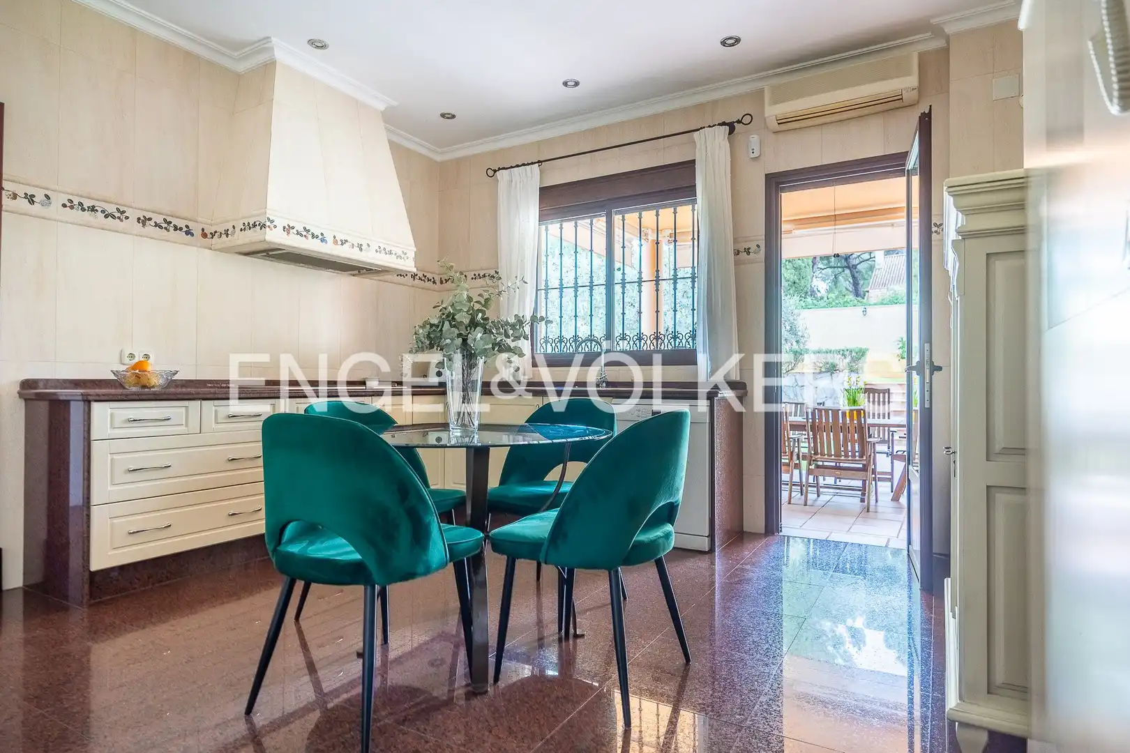 Vista exterior de Casa o xalet en venda en Alcalá de Guadaira amb Aire condicionat, Calefacció i Jardí privat