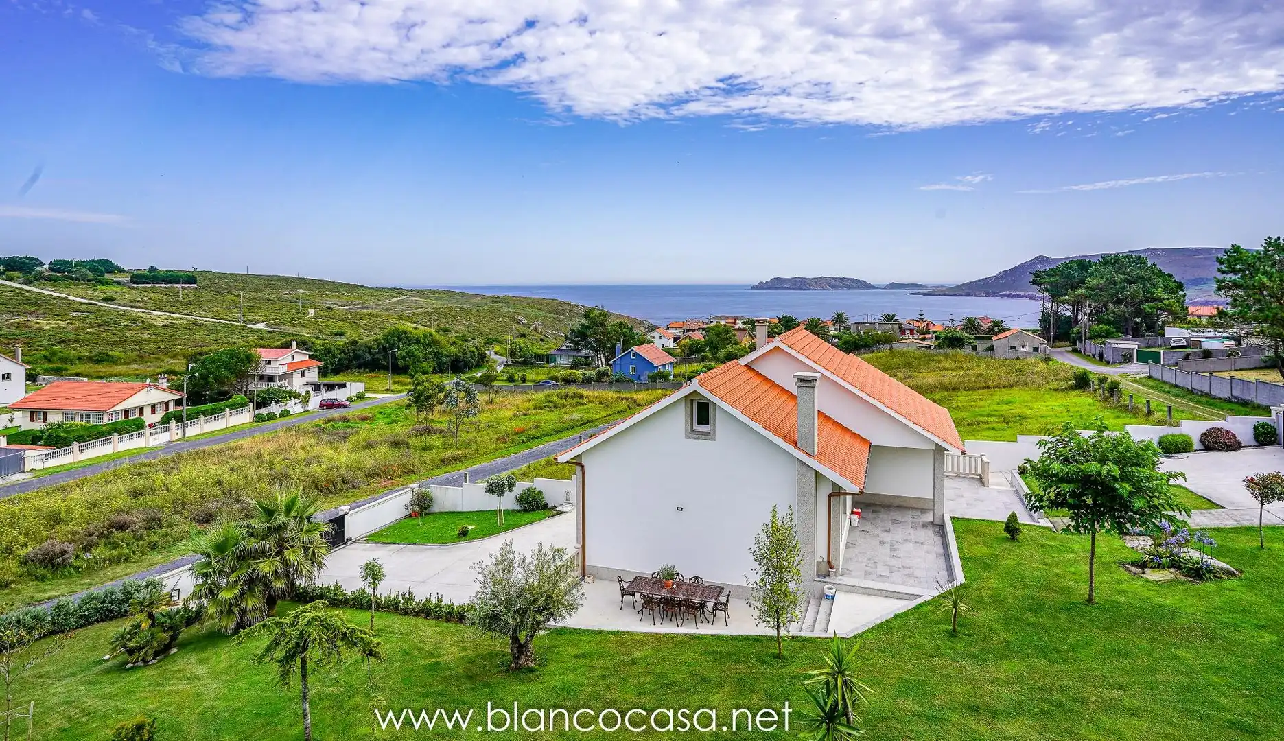 Vista exterior de Casa o xalet en venda en Malpica de Bergantiños amb Jardí privat, Terrassa i Traster