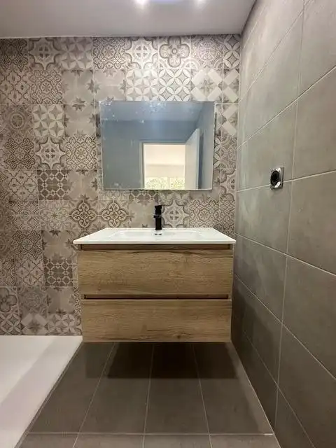Badezimmer von Maisonette zum Verkauf in Badalona mit Klimaanlage und Parkett