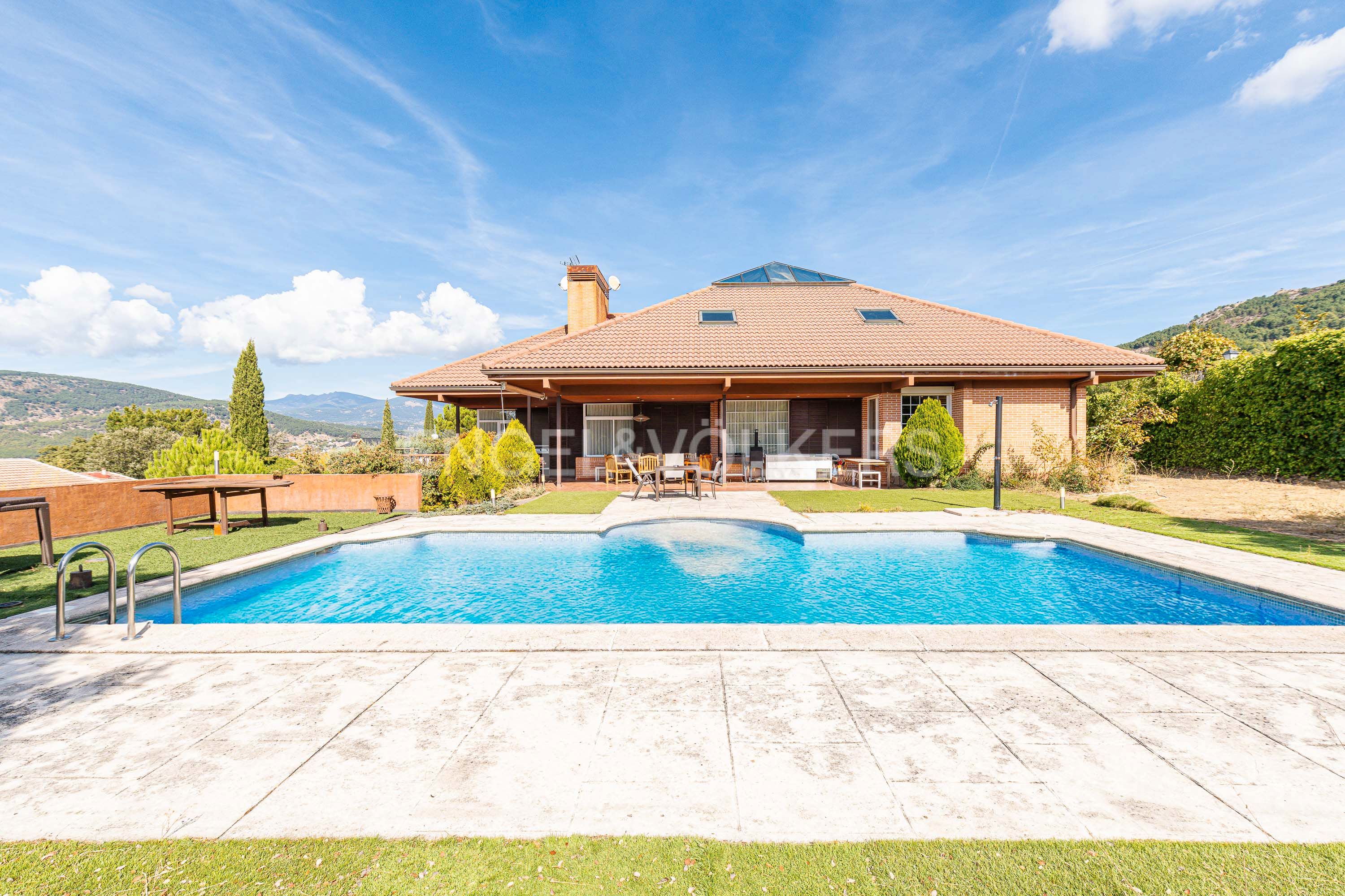 Vista exterior de Casa o xalet en venda en Collado Villalba amb Aire condicionat, Calefacció i Jardí privat