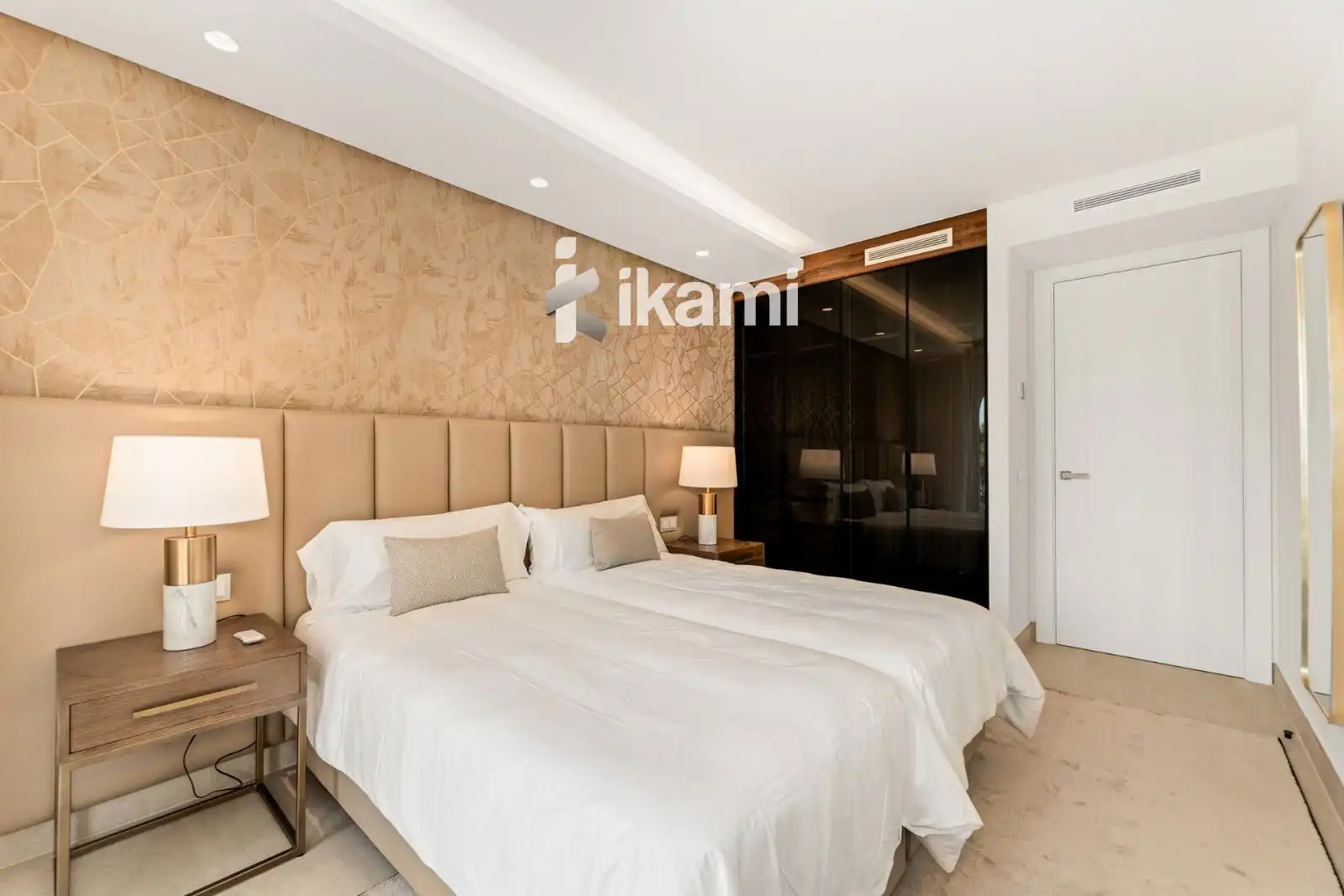 Habitación de Casa adosada en venta en Estepona con Aire acondicionado, Terraza y Piscina