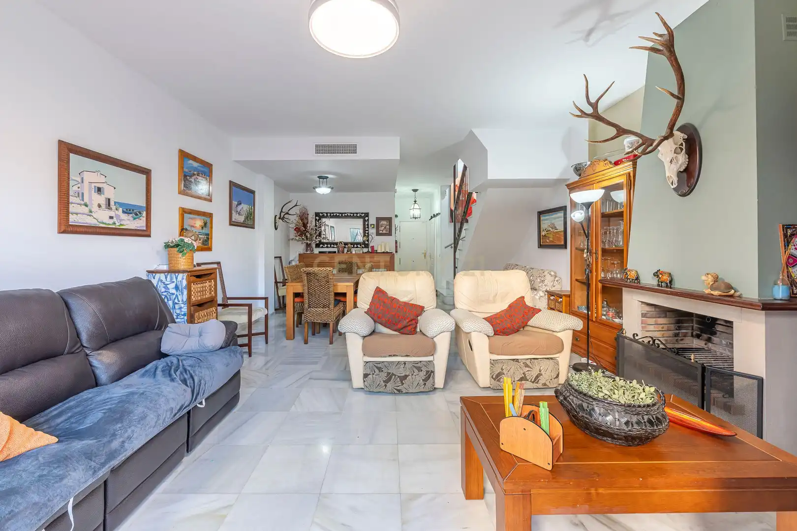 Sala de estar de Casa adosada en venta en Estepona con Aire acondicionado, Trastero y Piscina comunitaria