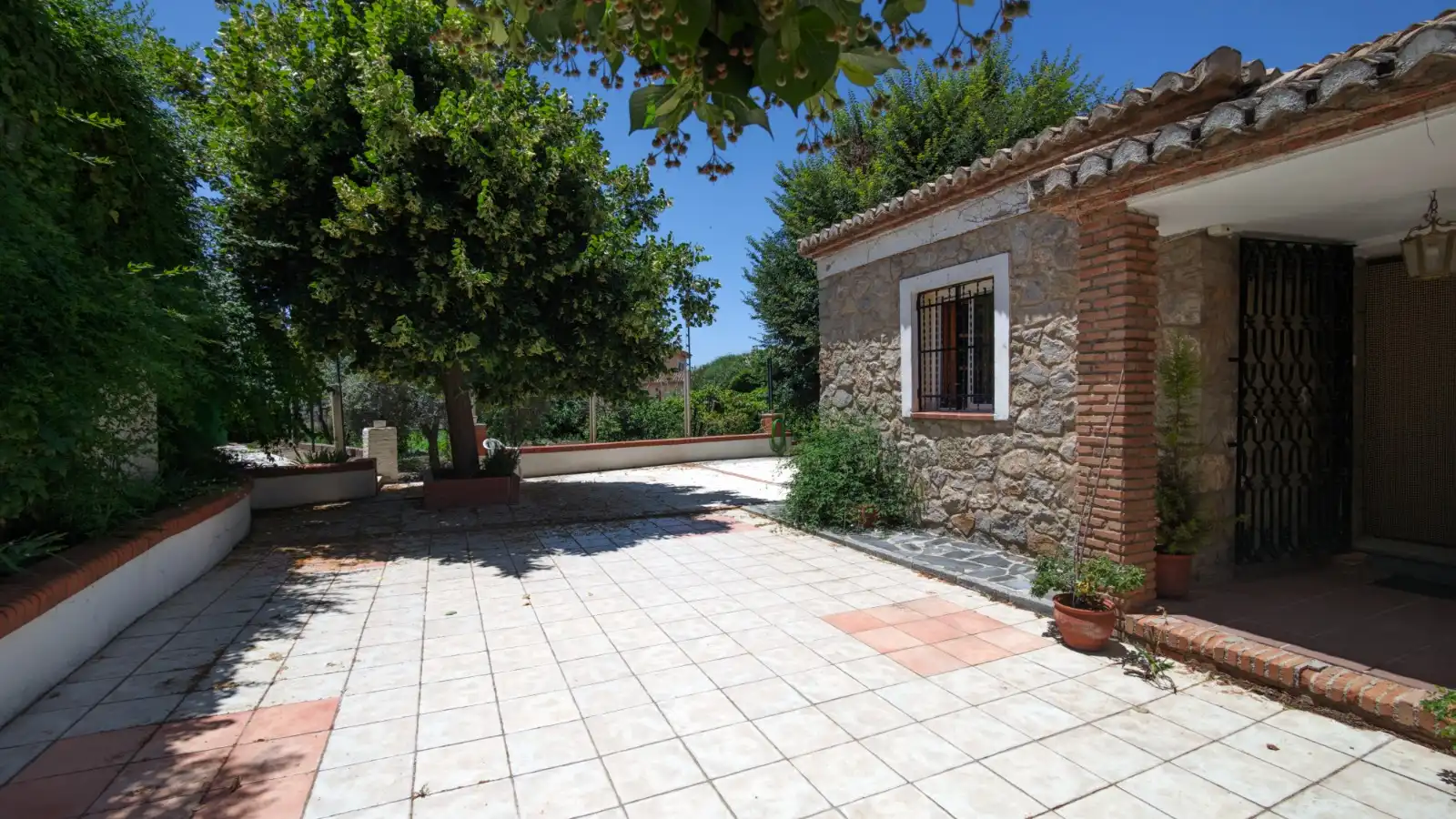 Vista exterior de Casa o xalet en venda en La Zubia amb Aire condicionat, Jardí privat i Traster