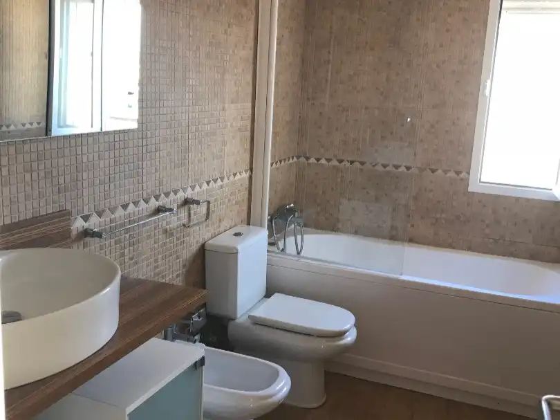 Badezimmer von Dachboden zum Verkauf in Churriana de la Vega mit Klimaanlage, Terrasse und Balkon