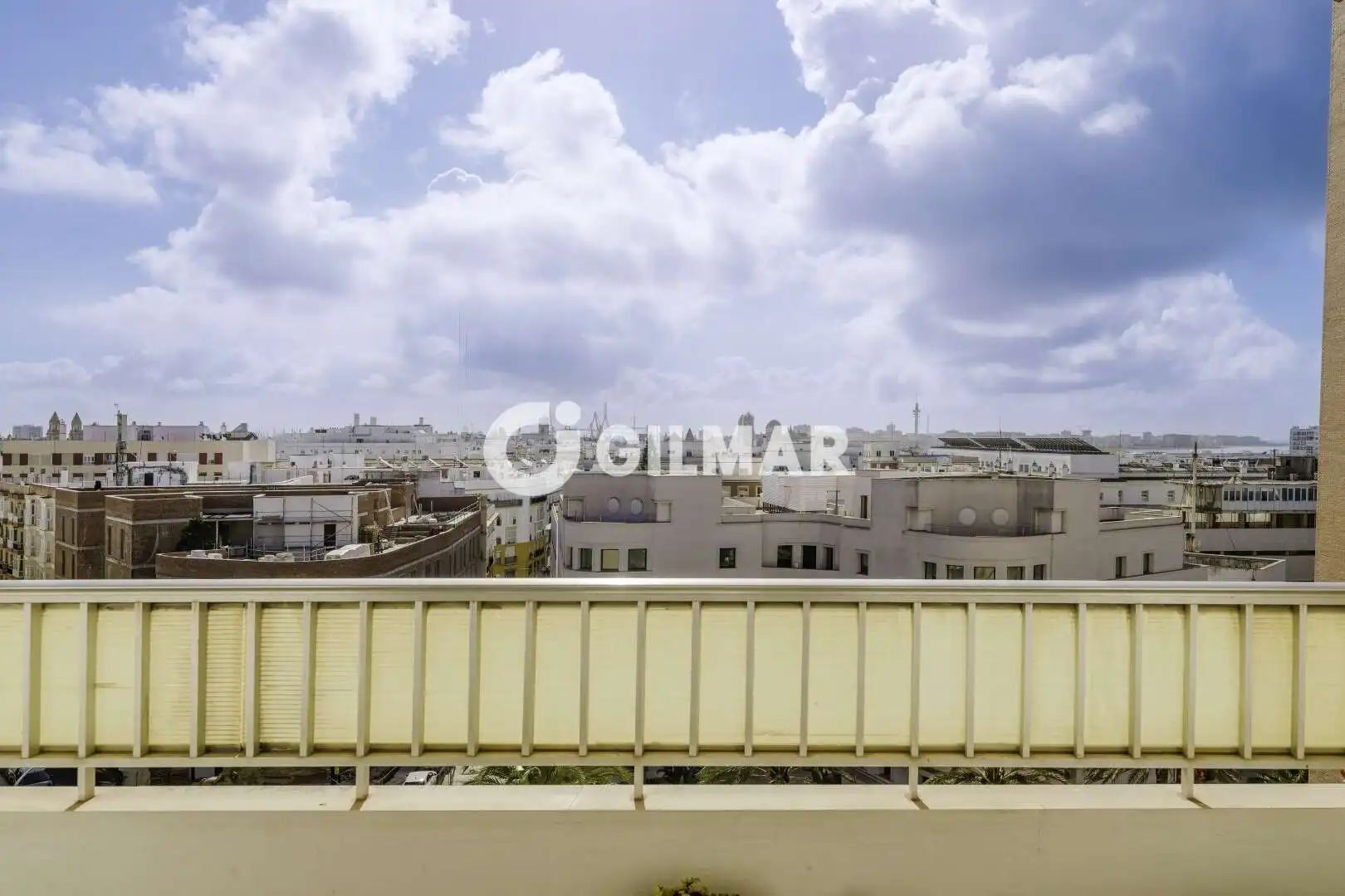 Vista exterior de Pis en venda en Cádiz amb Balcó