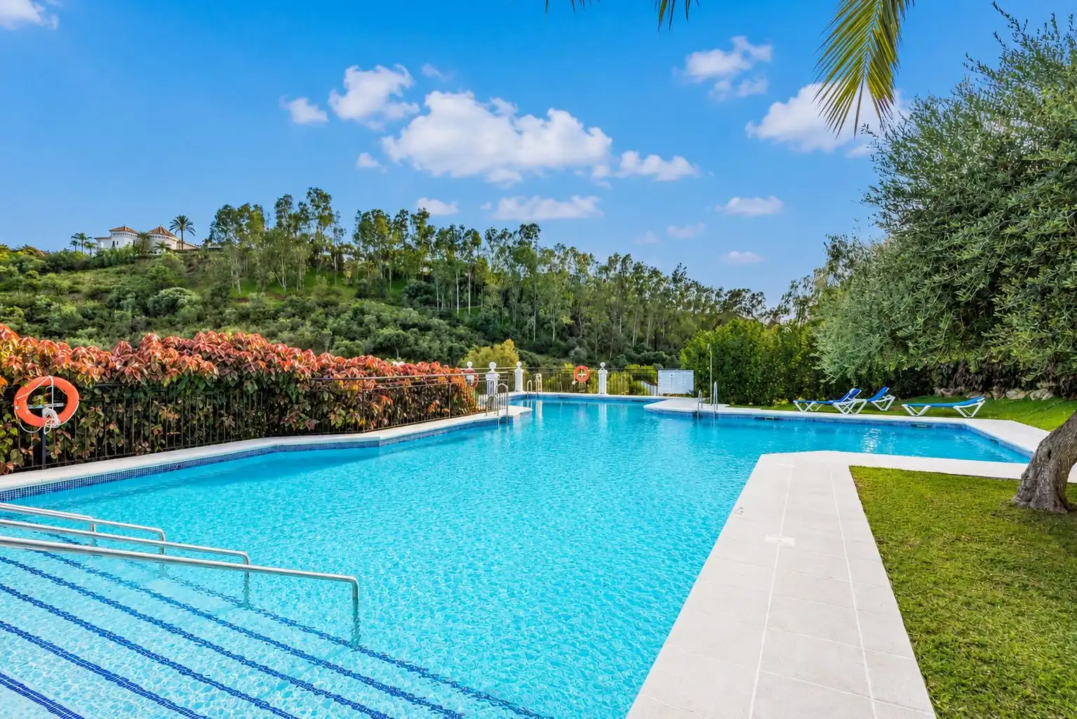 Piscina de Apartament en venda en Benahavís amb Aire condicionat, Calefacció i Jardí privat