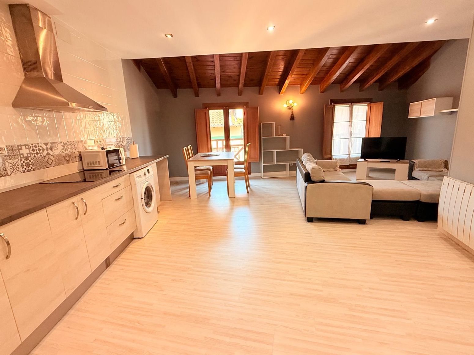 Sala d'estar de Pis en venda en Cabezón de la Sal amb Calefacció, Parquet i Moblat