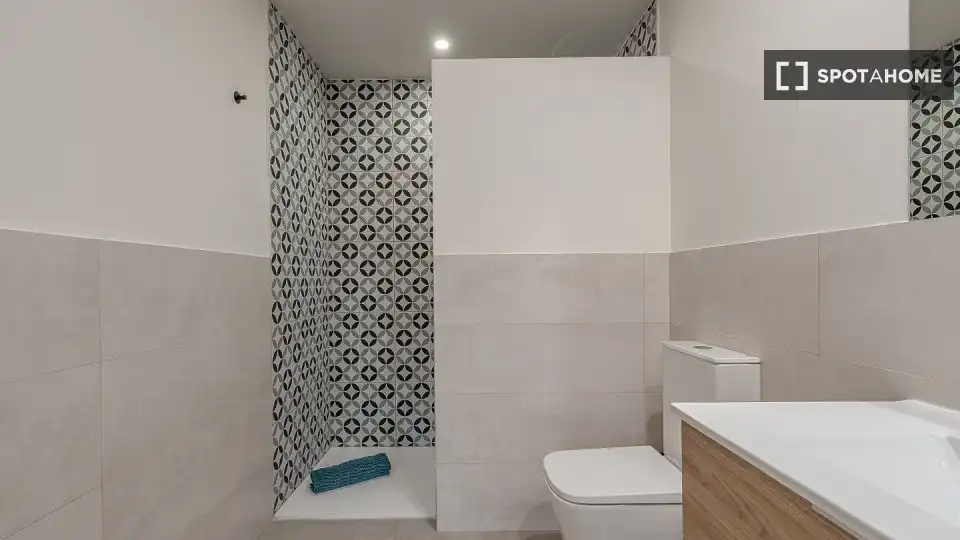 Bathroom of Flat for rent in L'Hospitalet de Llobregat  with Air Conditioner, Heating and Furnished