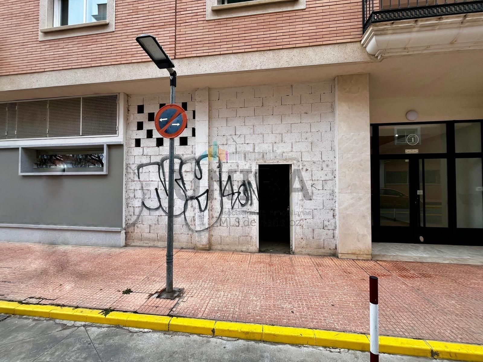 Vista exterior de Local en venta en Badajoz Capital