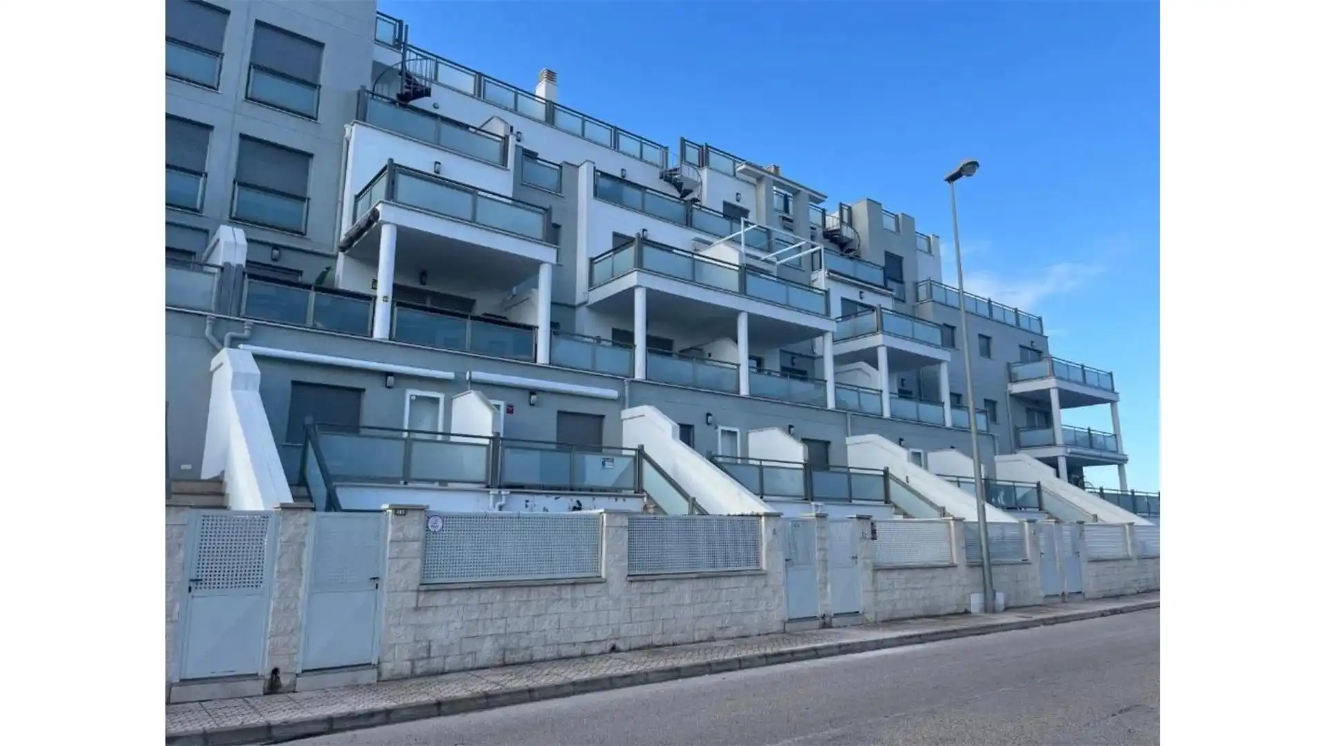 Außenansicht von Maisonette zur Miete in Oliva mit Klimaanlage, Heizung und Terrasse