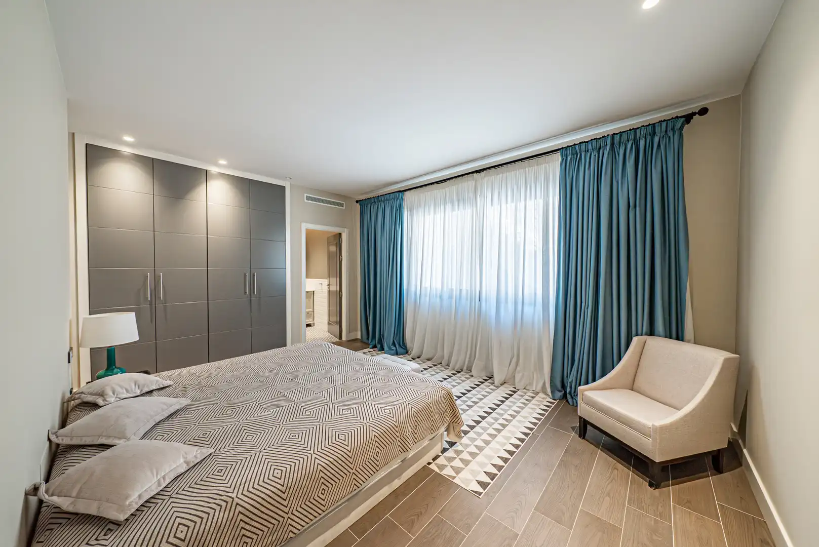 Dormitori de Casa o xalet en venda en Benahavís amb Aire condicionat, Jardí privat i Terrassa