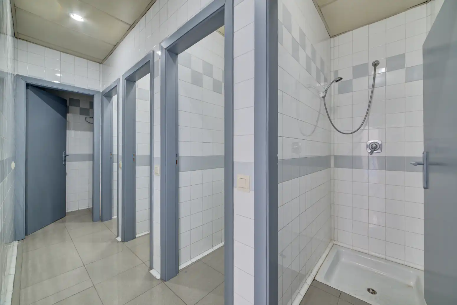 Badezimmer von Fabrikhallen zum Verkauf in Berriozar