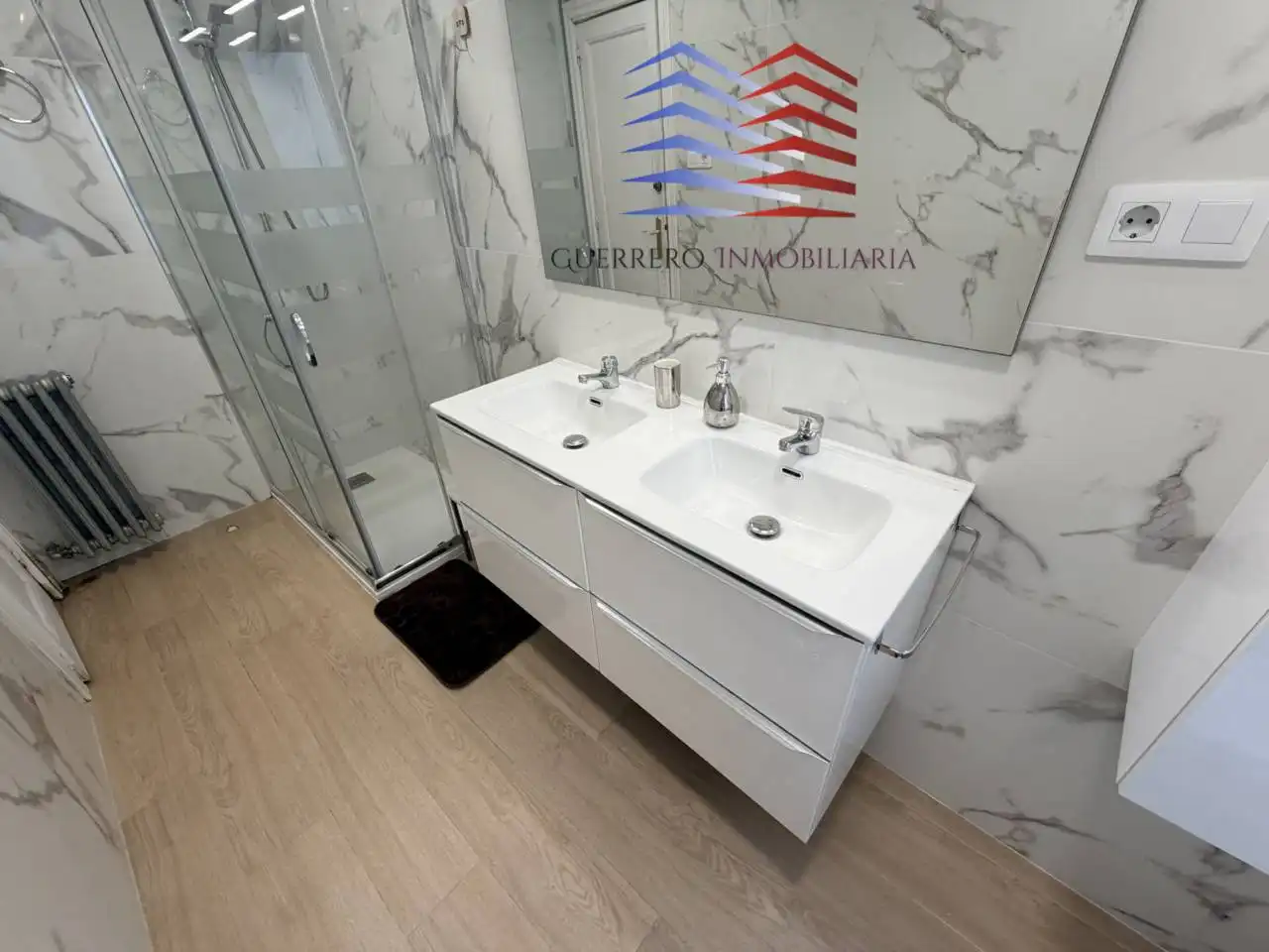 Bany de Apartament de lloguer en O Carballiño   amb Calefacció, Parquet i Moblat