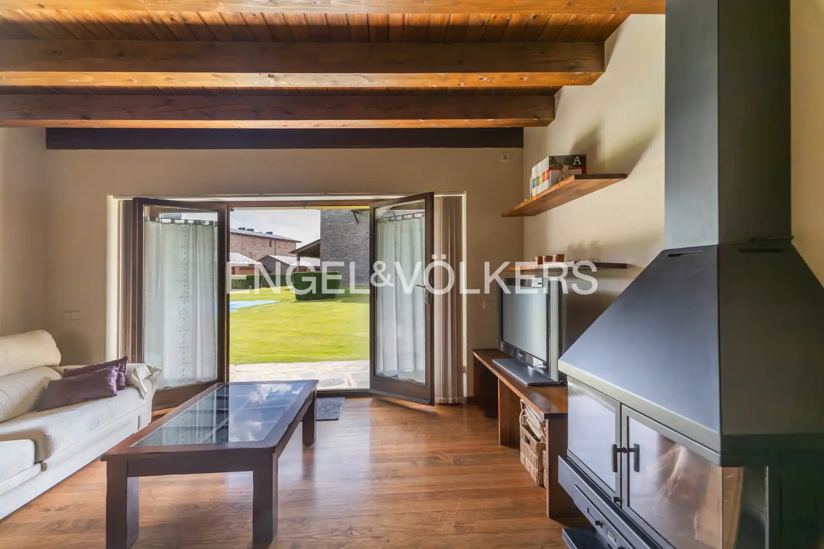 Sala d'estar de Casa adosada en venda en Bellver de Cerdanya amb Calefacció, Parquet i Terrassa