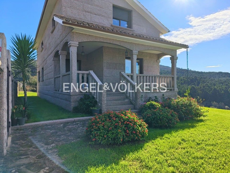 Vista exterior de Casa o xalet en venda en Cotobade amb Calefacció, Jardí privat i Parquet