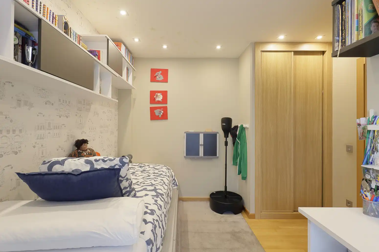 Habitación de Ático en venta en Oviedo  con Calefacción, Terraza y Trastero