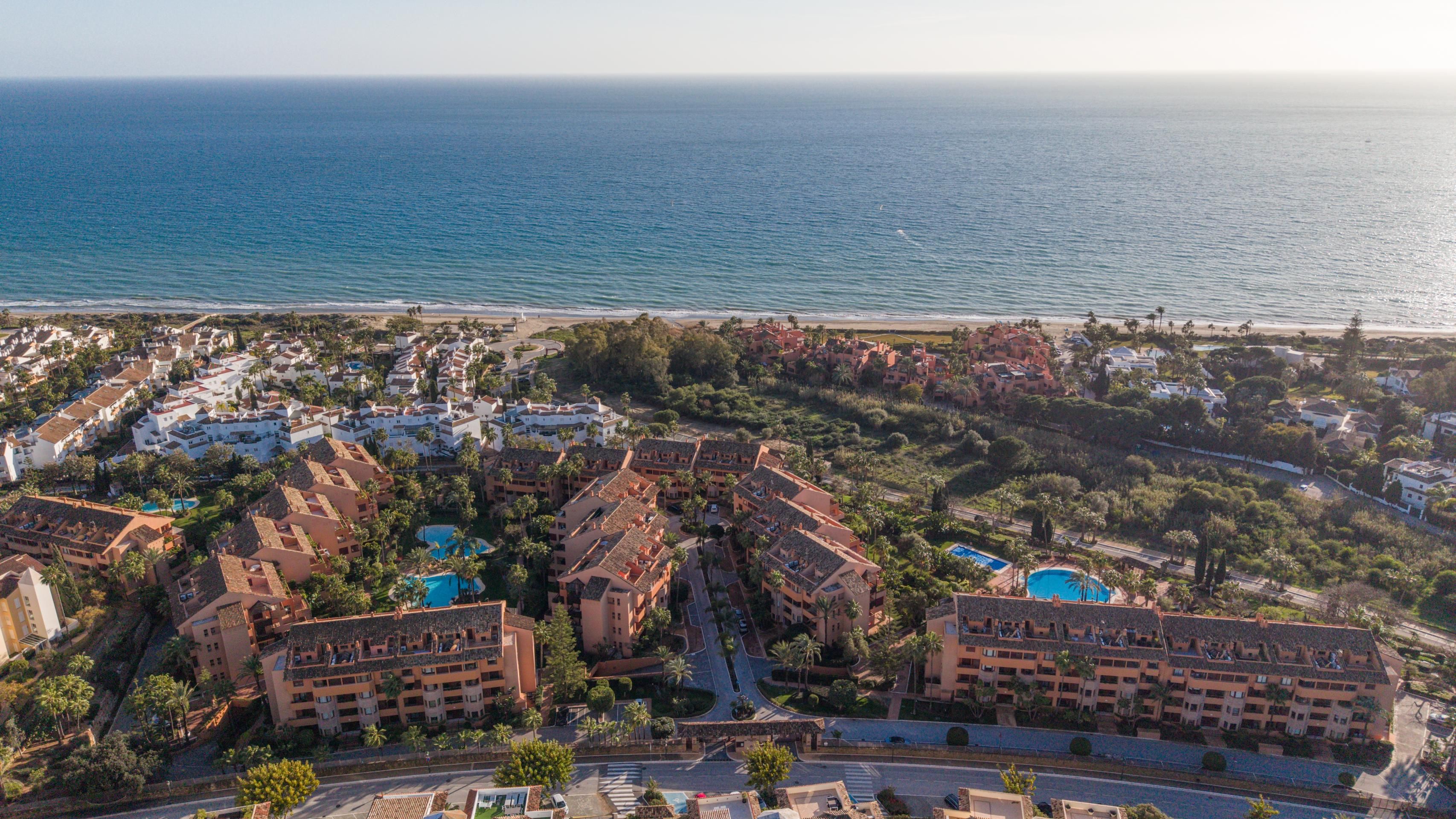 Vista exterior de Apartament en venda en Marbella amb Aire condicionat, Jardí privat i Traster