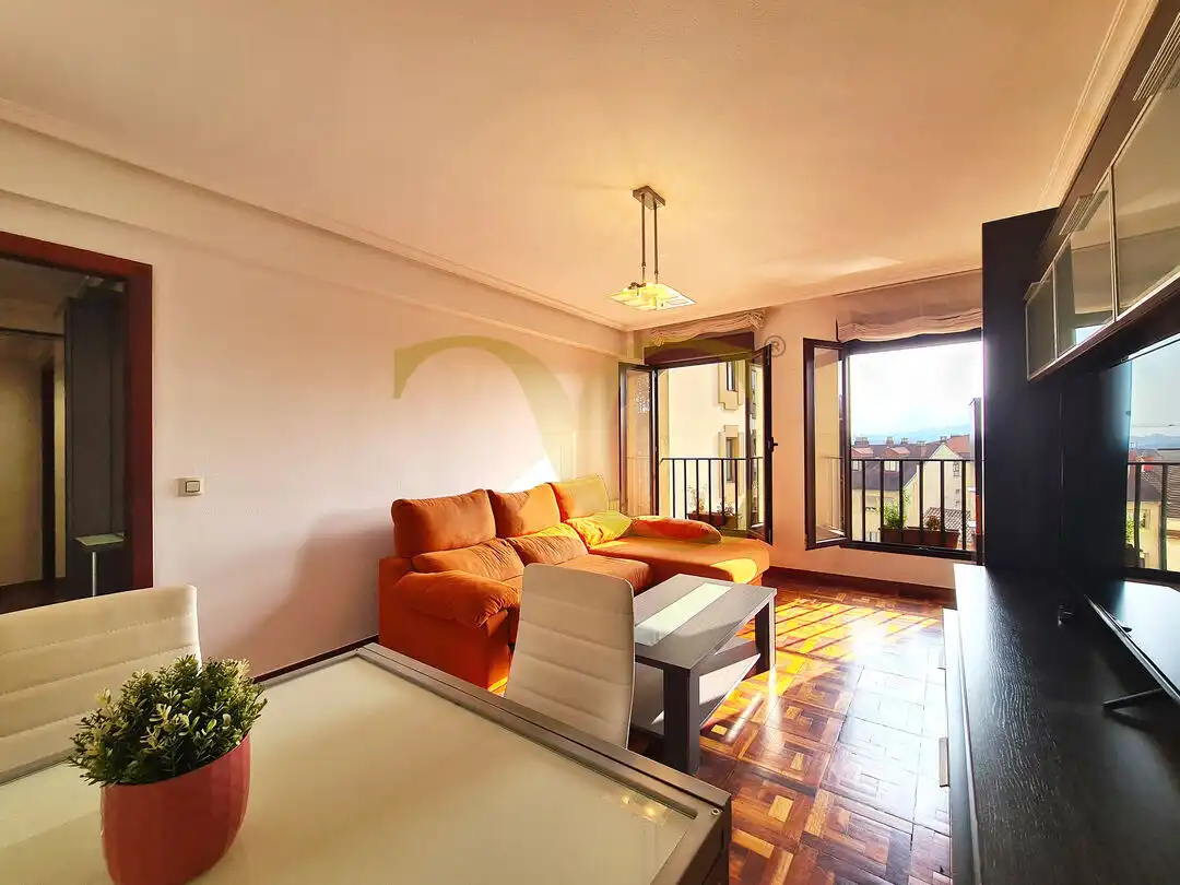 Sala de estar de Piso en venta en Oviedo  con Calefacción, Trastero y Amueblado